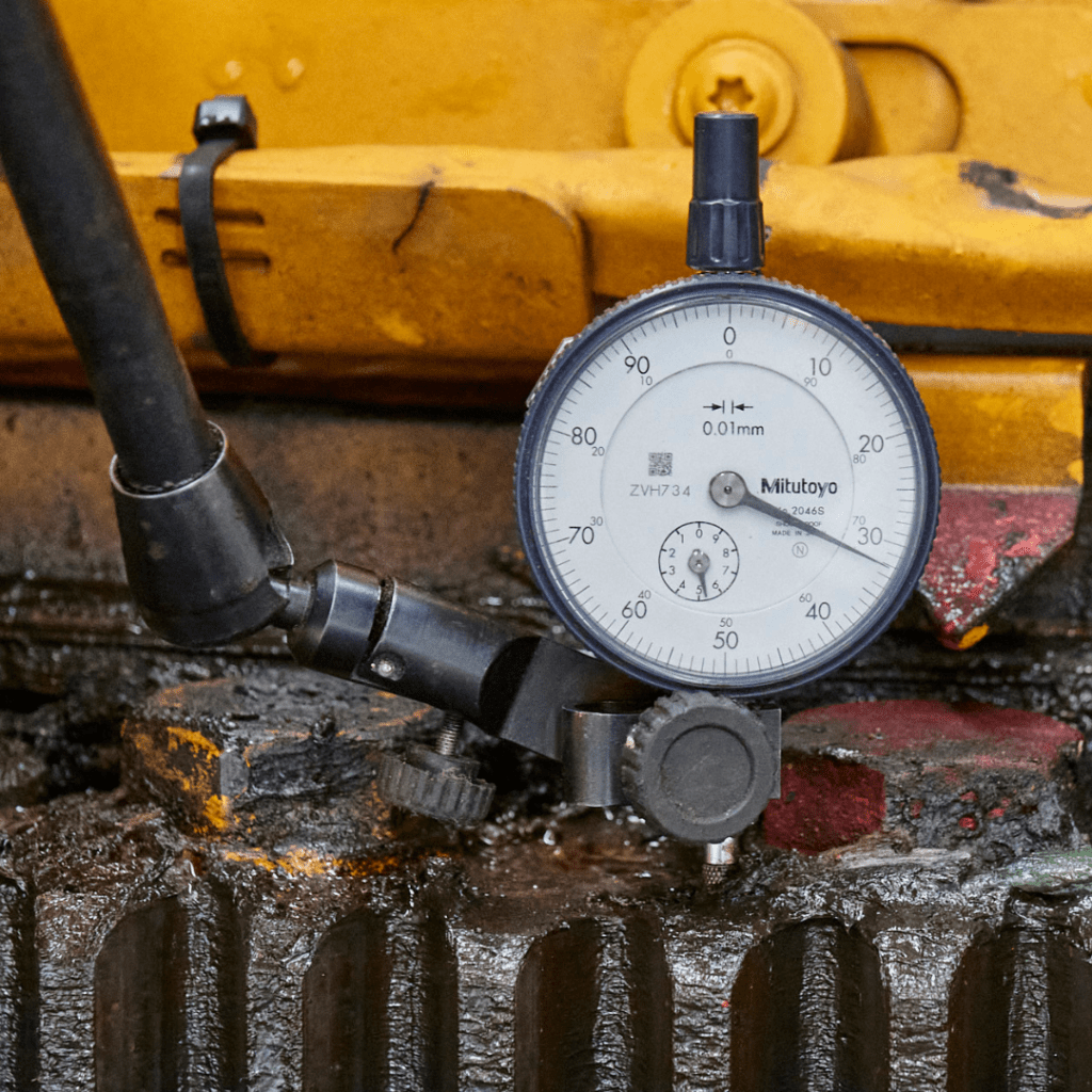 Measuring Swing bearing play on a mobile crane